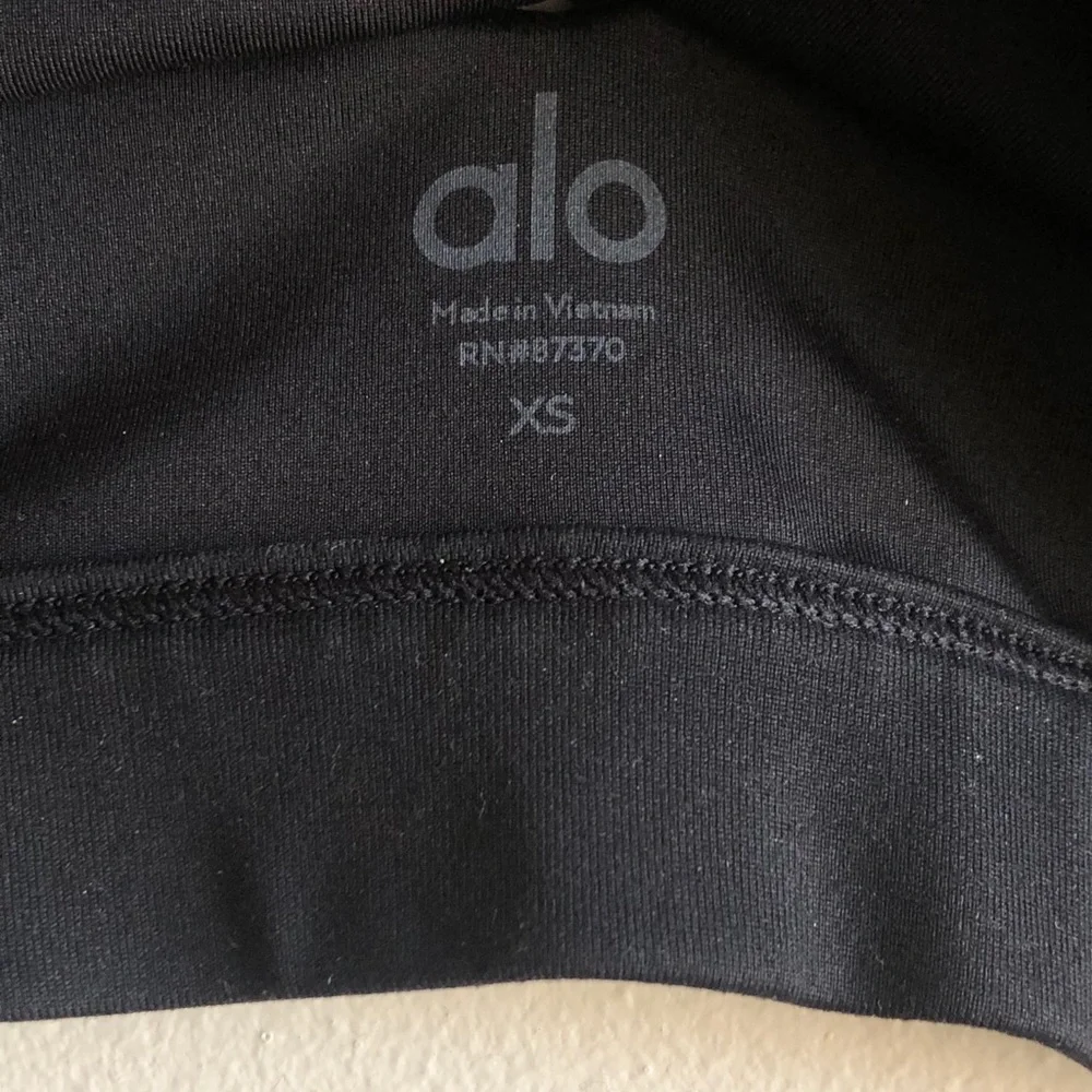 ALO Yoga Black Crop Top - Picture 3 of 4